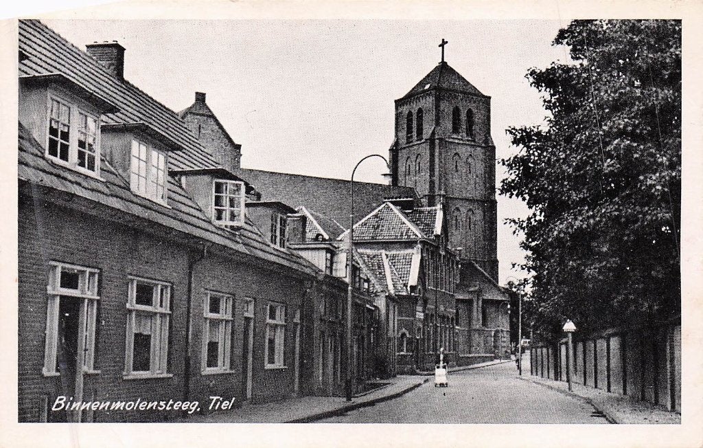 Tiel - Binnenmolensteeg met kerktoren (gel. 1952), Ophalen of Verzenden, 1940 tot 1960, Gelopen, Gelderland