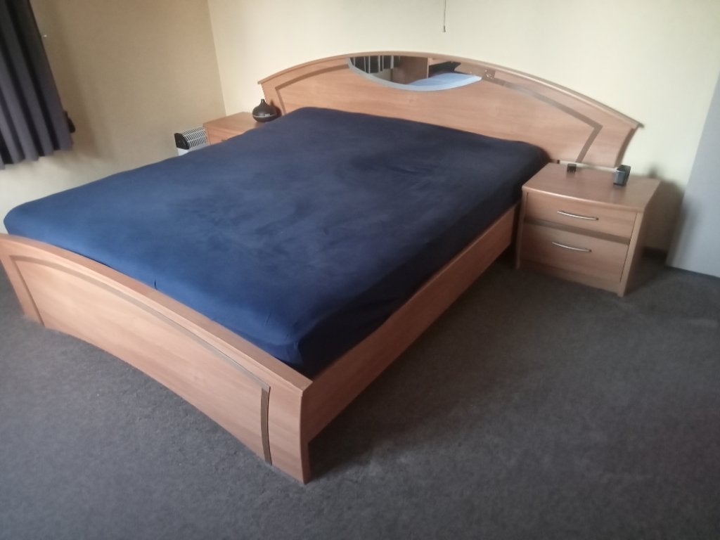 Gratis: 2 persoons bed 160-200 per November, Huis en Inrichting, Ophalen, Gebruikt, Tweepersoons, 200 cm