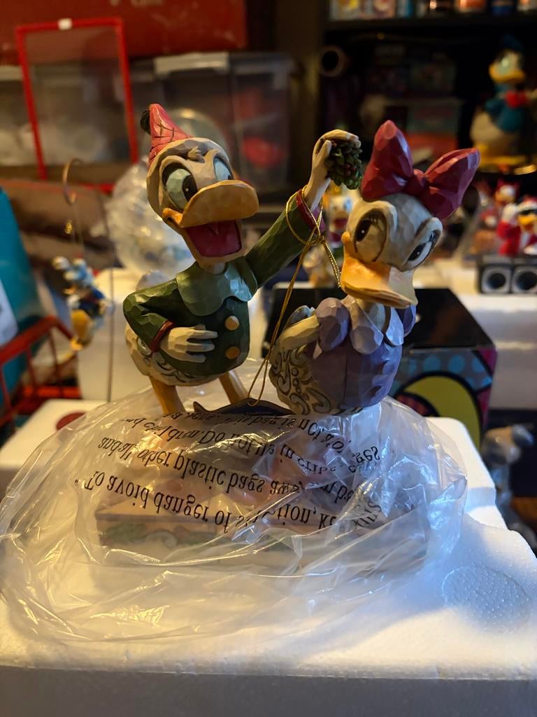 Disney Traditions Mistletoe Moment beeldje Donald & Katrien, Ophalen, Donald Duck, Zo goed als nieuw, Beeldje of Figuurtje