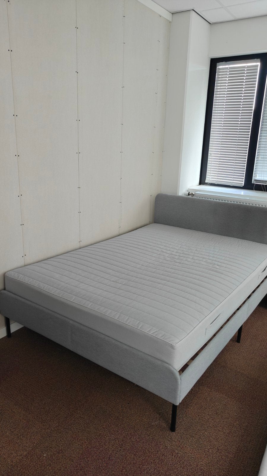 Tweepersoonsbed met matras – grijs – 1.4 x 2m, Huis en Inrichting, Ophalen, Tweepersoons, 140 cm, Zo goed als nieuw