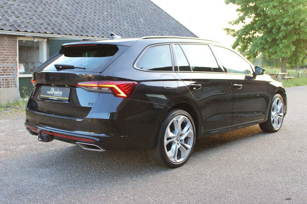 Skoda Octavia Combi 1.4 TSI RS iV PHEV Business SOh 95,6% LE, Gebruikt, 4 cilinders, Zwart, Plug-in hybride