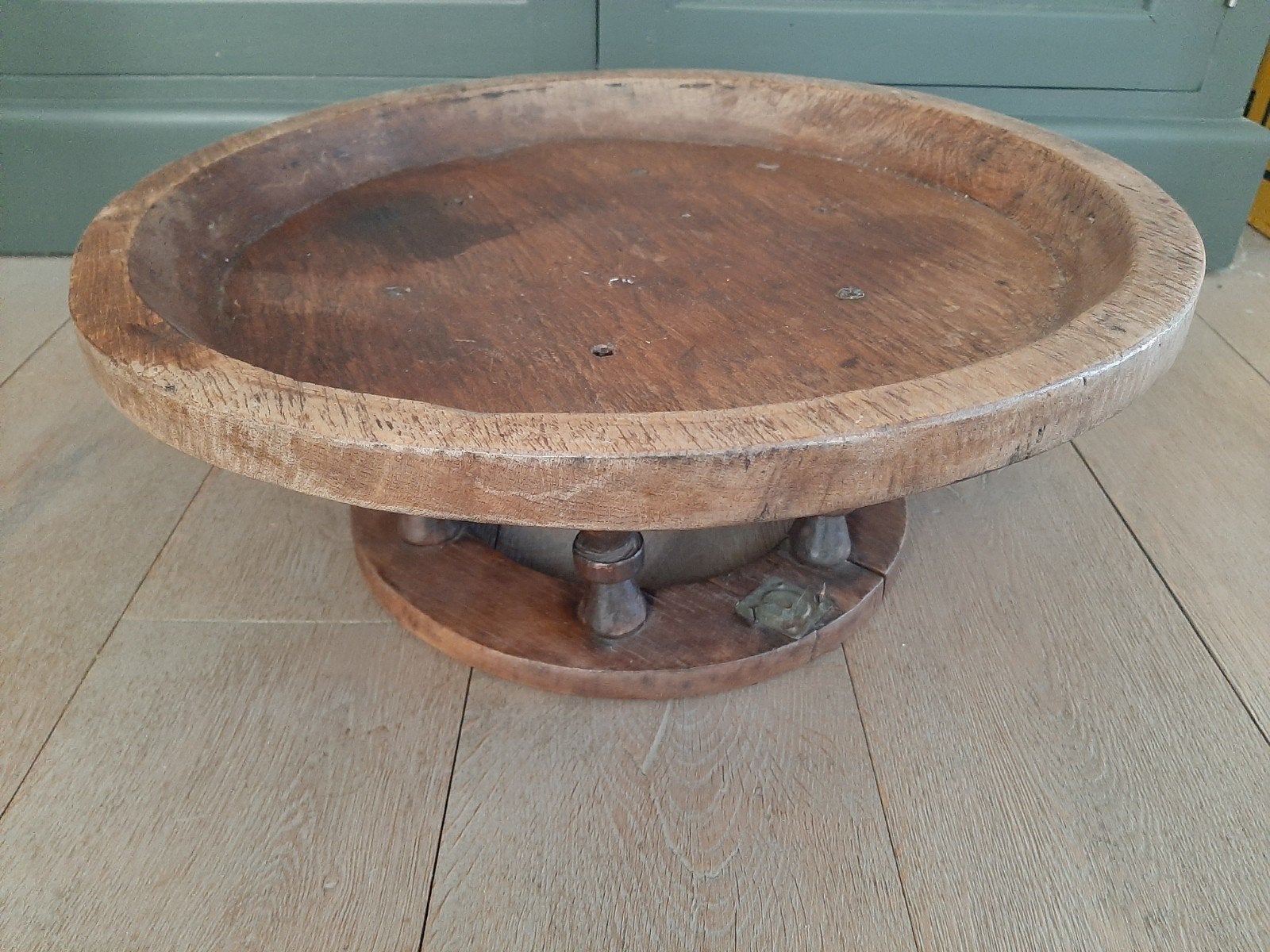 oude houten schaal op voet, Gebruikt, Schaal, Rond, Ophalen of Verzenden