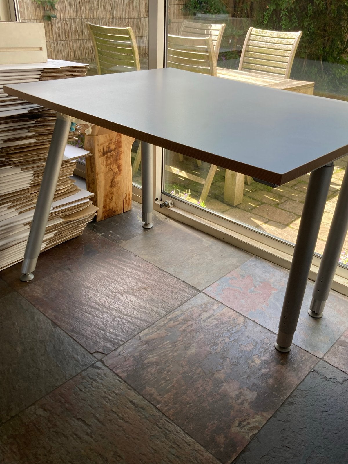 Lichtgrijs bureau met verstelbare metalen poten, Huis en Inrichting, Bureaus, Ophalen, Overige typen, 105 cm, Gebruikt