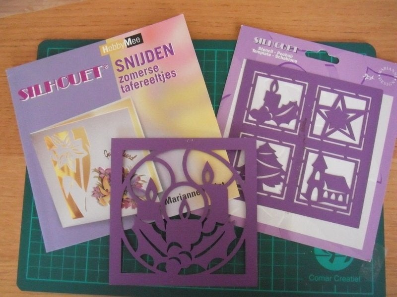 2 silhouette mallen + boekje Kerst, Hobby en Vrije tijd, Kaarten | Zelf maken, Ophalen of Verzenden, Zo goed als nieuw, Kerst