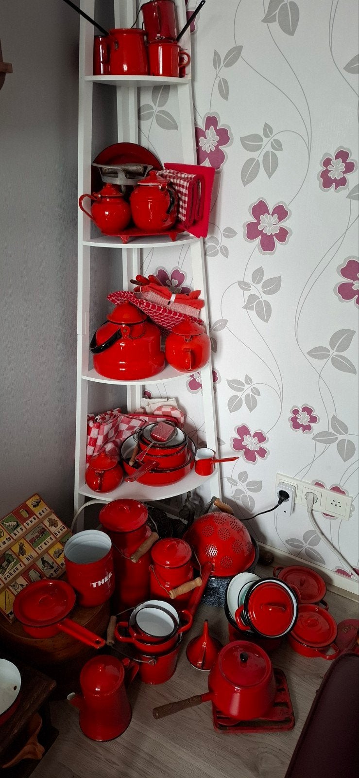 Grote verzameling rood emaille, Ophalen