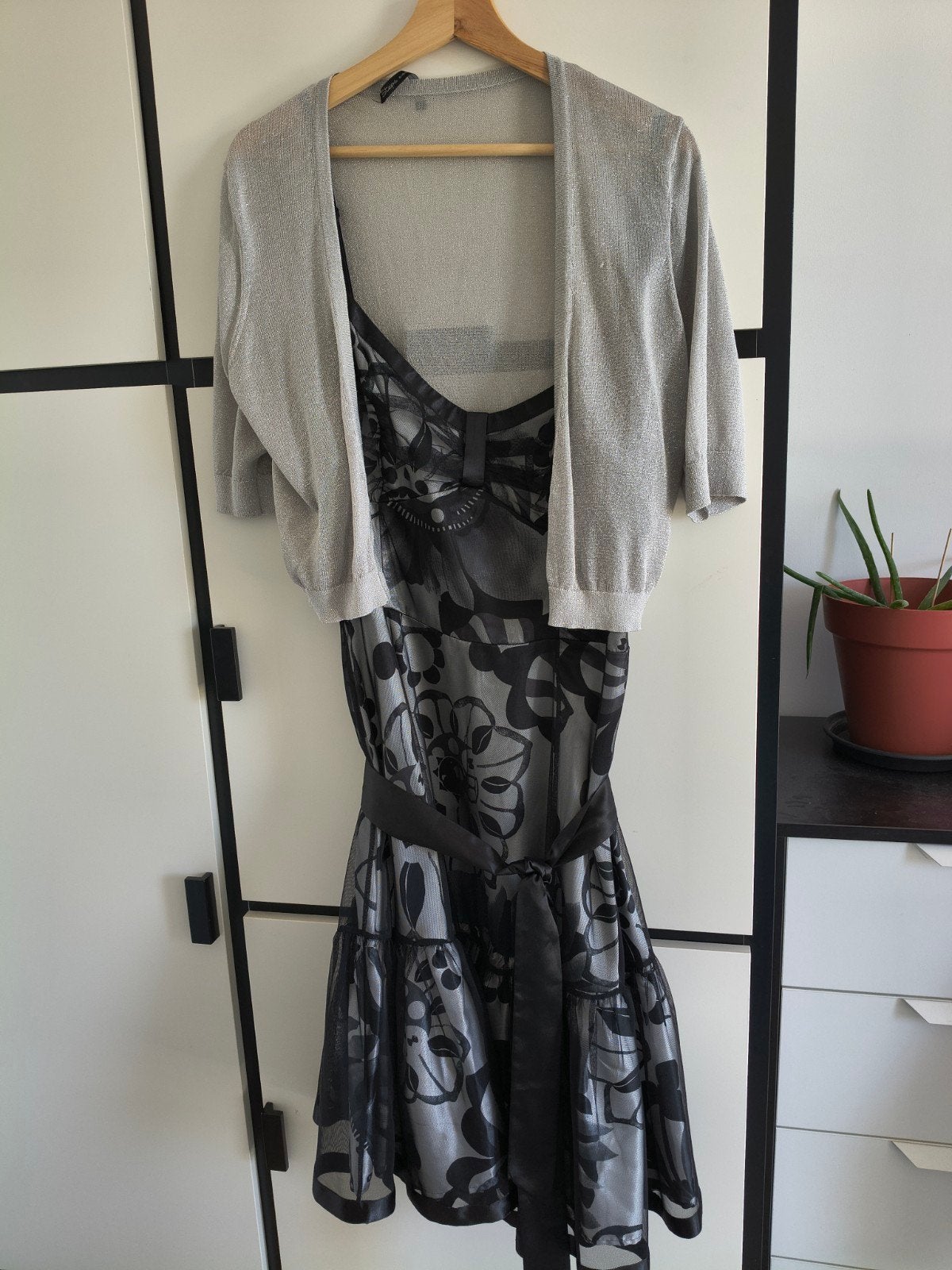 Elegante zijden galajurk met zilverkleurige bolero, Ophalen of Verzenden, Zo goed als nieuw, Zilver, Onder de knie