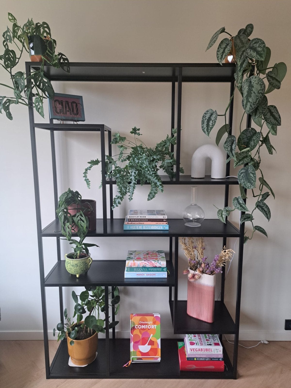 Stijlvolle zwarte metalen boekenkast met open vakken, Ophalen, Met plank(en), 100 tot 150 cm, Zo goed als nieuw