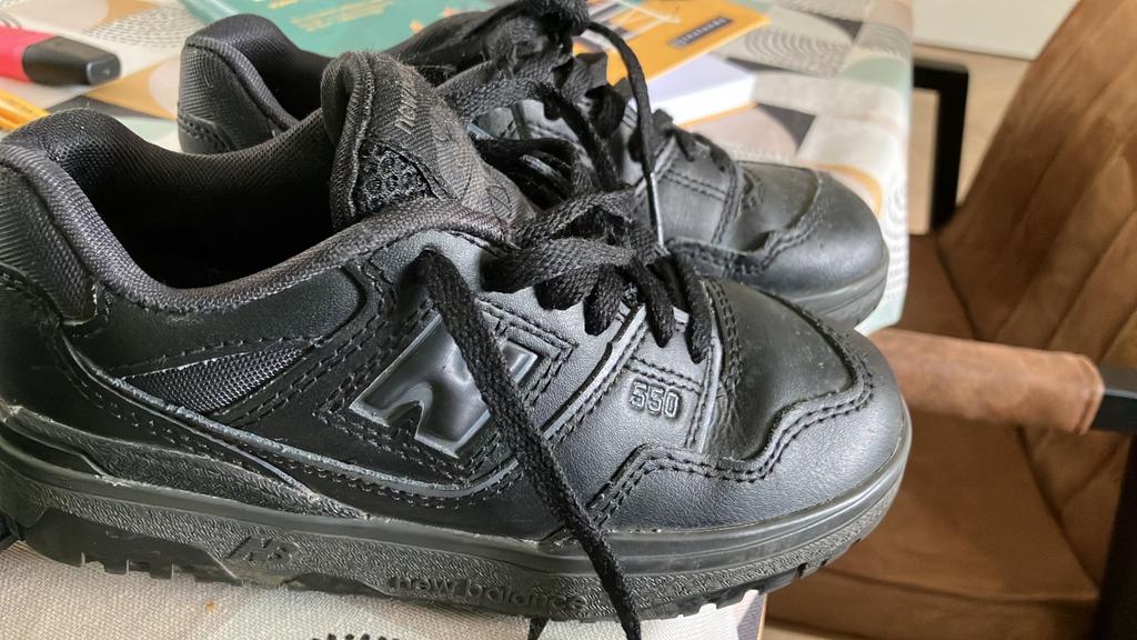 New balance zwart 550 maat 30, Kinderen en Baby's, Kinderkleding | Schoenen en Sokken, Jongen of Meisje, Schoenen, Ophalen of Verzenden