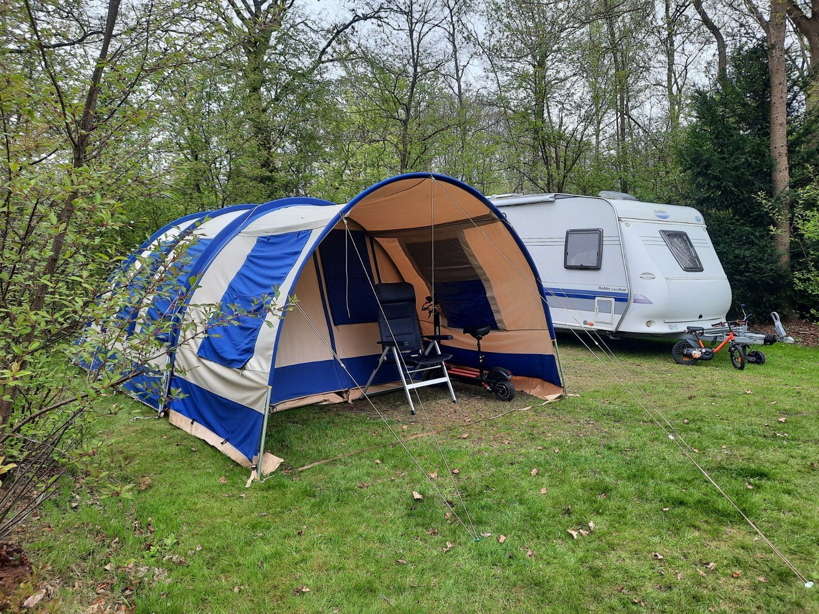 "Mooie Grote Vrijbuiter 4 Tunneltent" voor €250,-, Caravans en Kamperen, Tenten, Ophalen, Zo goed als nieuw