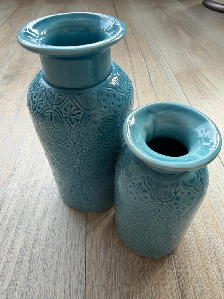 Twee prachtige blauwe vaasjes, Huis en Inrichting, Woonaccessoires | Vazen, Blauw, Ophalen of Verzenden, Minder dan 50 cm, Glas