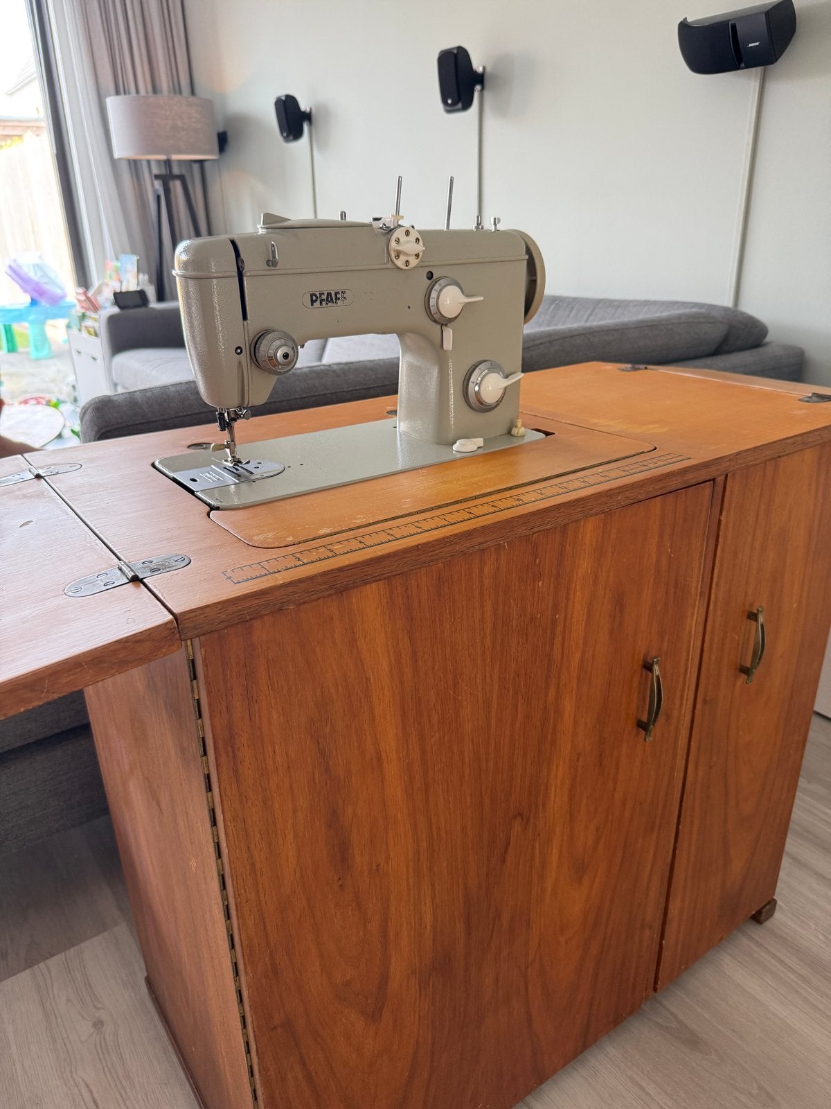 Vintage Pfaff Automatic 260-261 Naaimachine in retro meubel, Ophalen, Gebruikt, Naaimachine, Pfaff