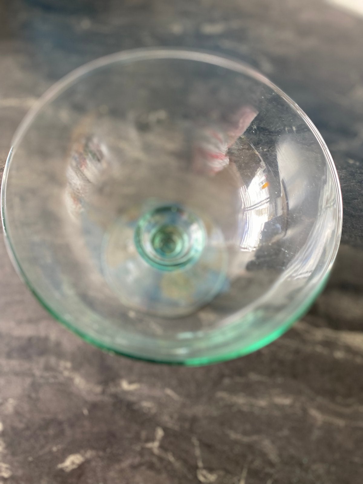 Glazen schaal op voet - Vintage Groen Getint Glas, Ophalen of Verzenden, Zo goed als nieuw, Ovaal, Schaal