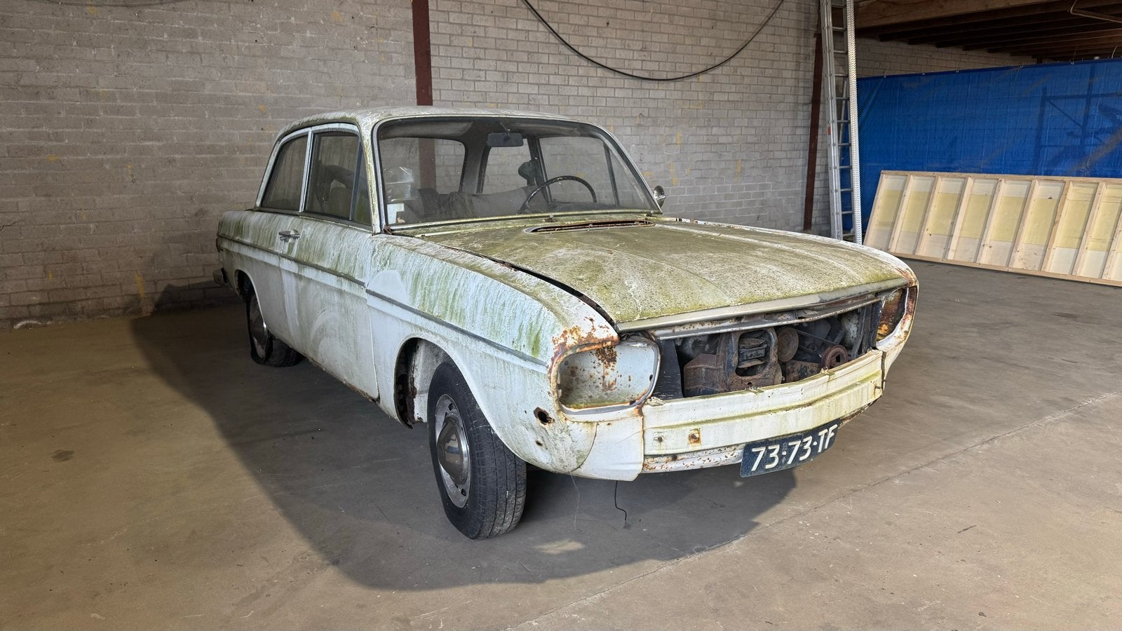 Audi 60 1.7 L 1972 Wit compleet of in onderdelen, Auto's, 4 cilinders, Wit, Origineel Nederlands, Handgeschakeld