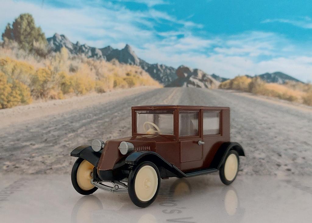 1:36 Tatra 11 Limusina; 2-door saloon 1924; Igra 06-A, Hobby en Vrije tijd, Modelauto's | Overige schalen, Gebruikt, Auto, Ophalen of Verzenden