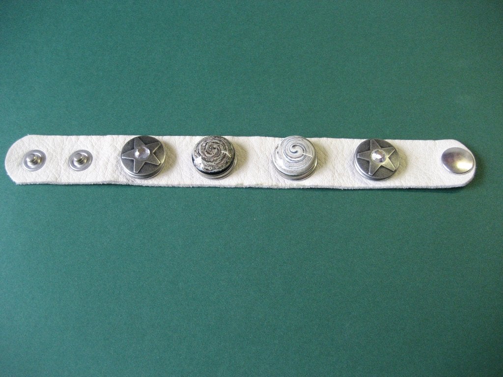 babouche armband wit leer met glasdrukkers grijs, Ophalen of Verzenden, Nieuw, Wit, Leer