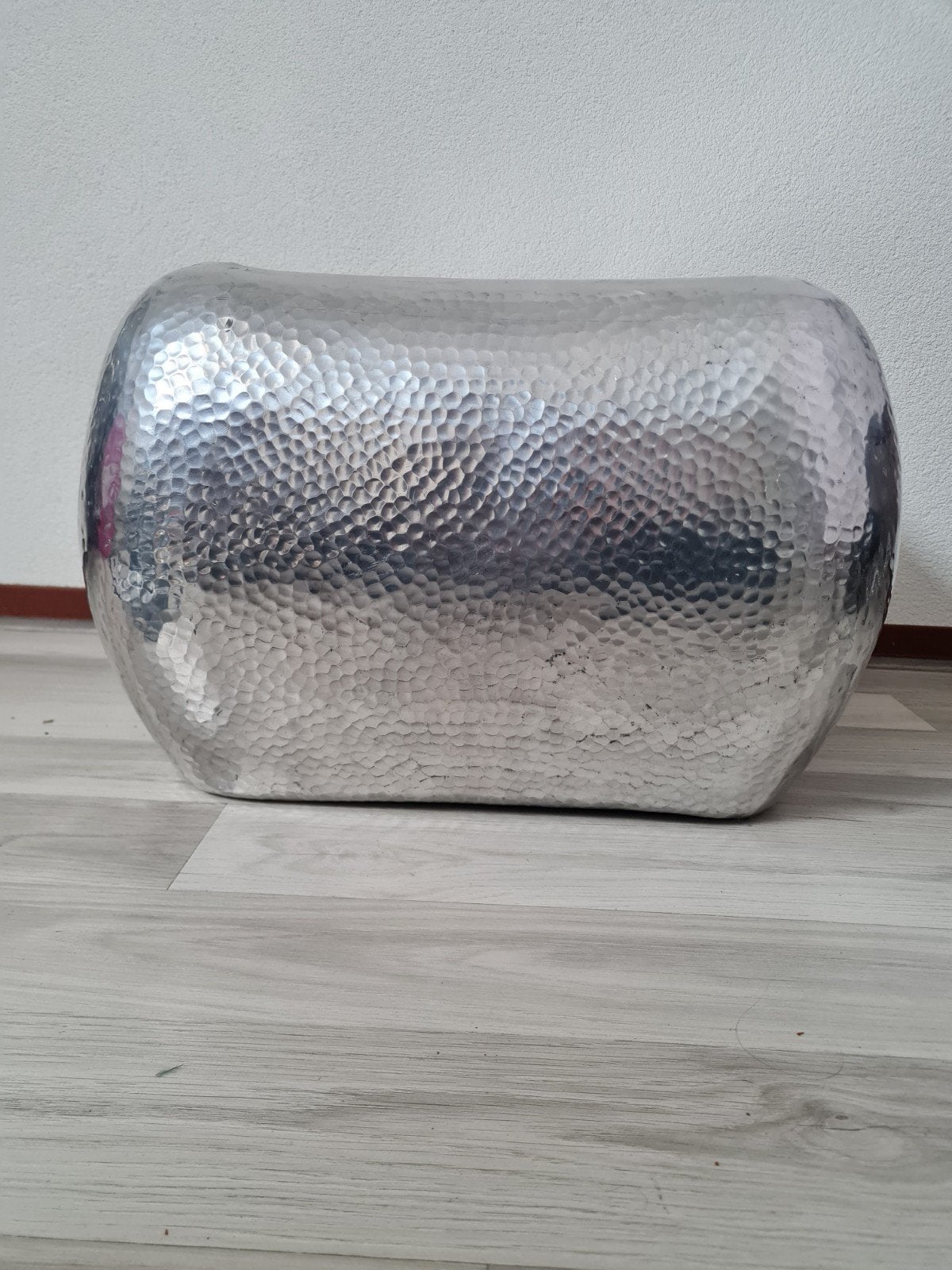Zilverkleurige gehamerde metalen poef/bijzettafel, Ophalen, Gebruikt, Zilver, Metaal
