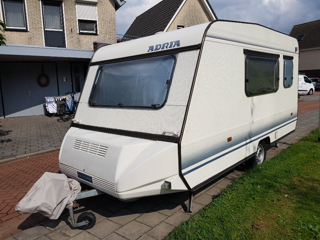 Adria Caravan 4153 CE  1990  met voortent, luifel en uitbouw, Rondzit, Particulier, Adria, 4 tot 5 meter