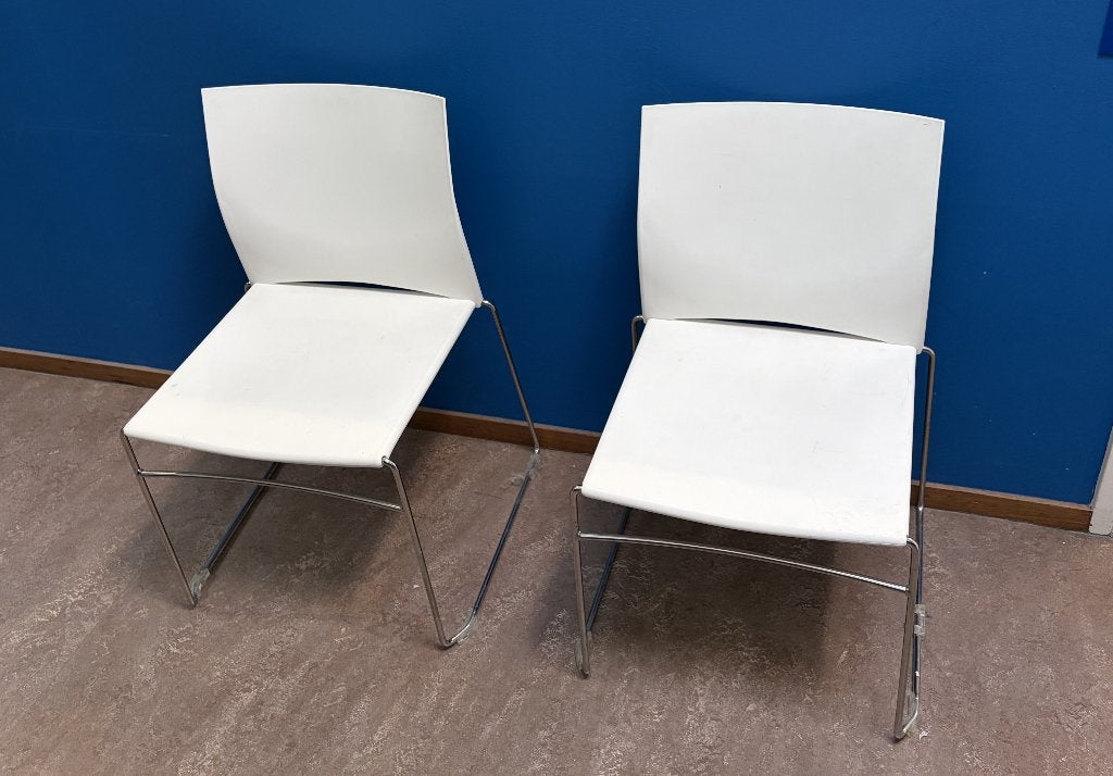2 witte eetkamer of wachtkamer stoelen - gratis, Huis en Inrichting, Stoelen, Ophalen, Kunststof, Gebruikt, Twee