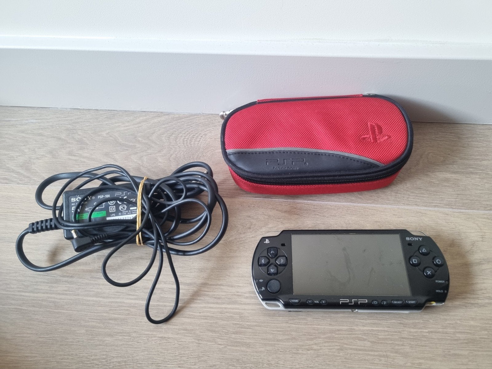 Sony PSP-2004 met hoesje en lader (nieuwe batterij nodig), Ophalen of Verzenden, Gebruikt, Zwart, PSP Slim