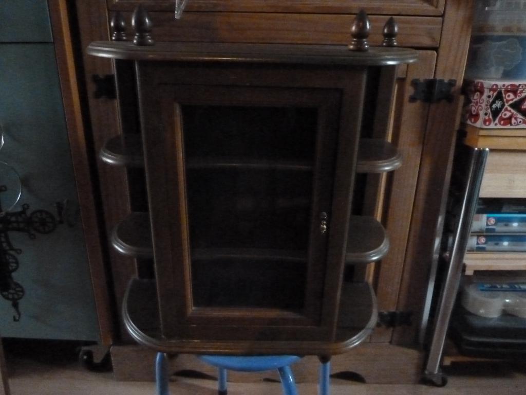 Donker houten vitrine kastje, Antiek en Kunst, Ophalen