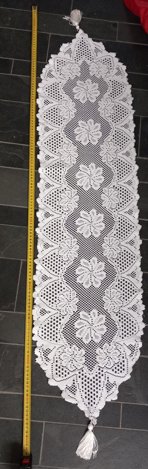 Wit gehaakt tafelkleed / tafelloper met kwastjes, 145 lang, Ophalen of Verzenden, Zo goed als nieuw, Rechthoek