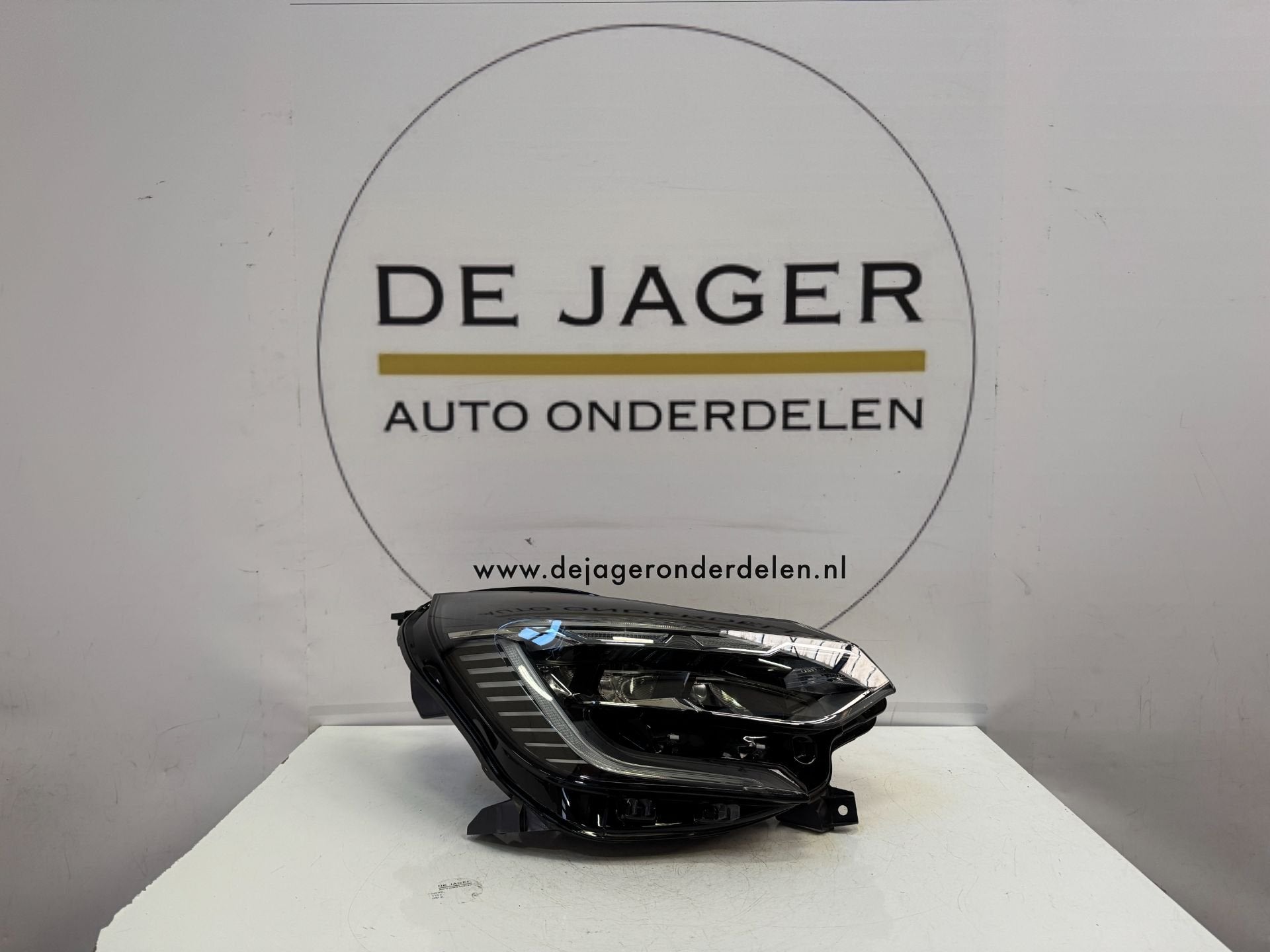 RENAULT CAPTUR II KOPLAMP LED PURE VISION 260104525R RECHTS, Renault Group, Gebruikt, Contact.group@renault.com, Renault