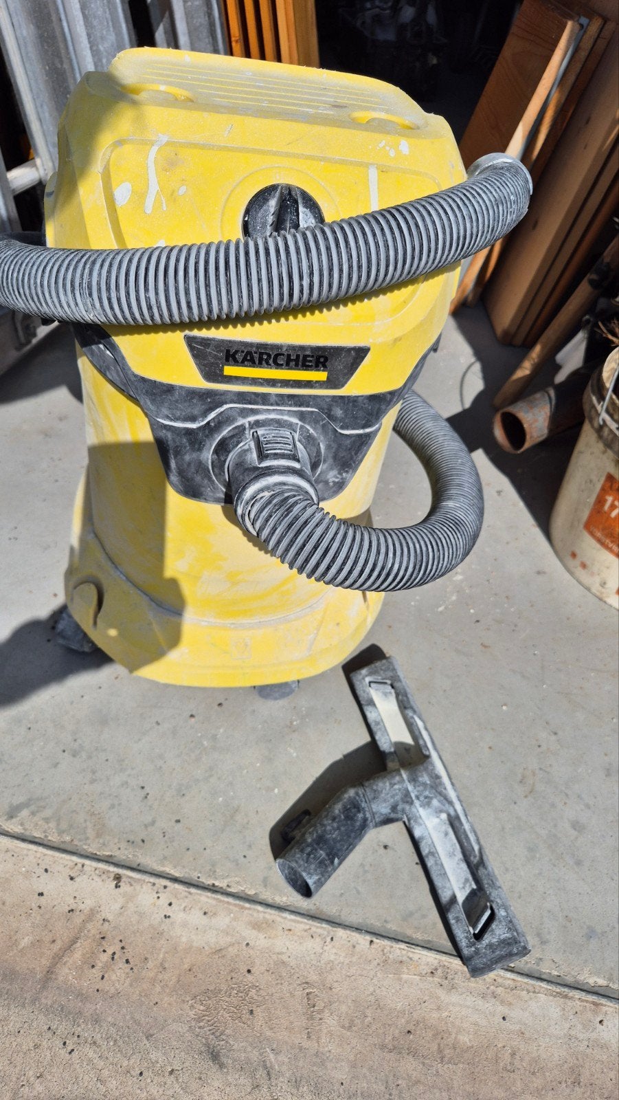 Kärcher WD 3 Nat- en Droogzuiger - 1000W, 17L, Stofzak, Inclusief accessoires, Gebruikt, Kärcher