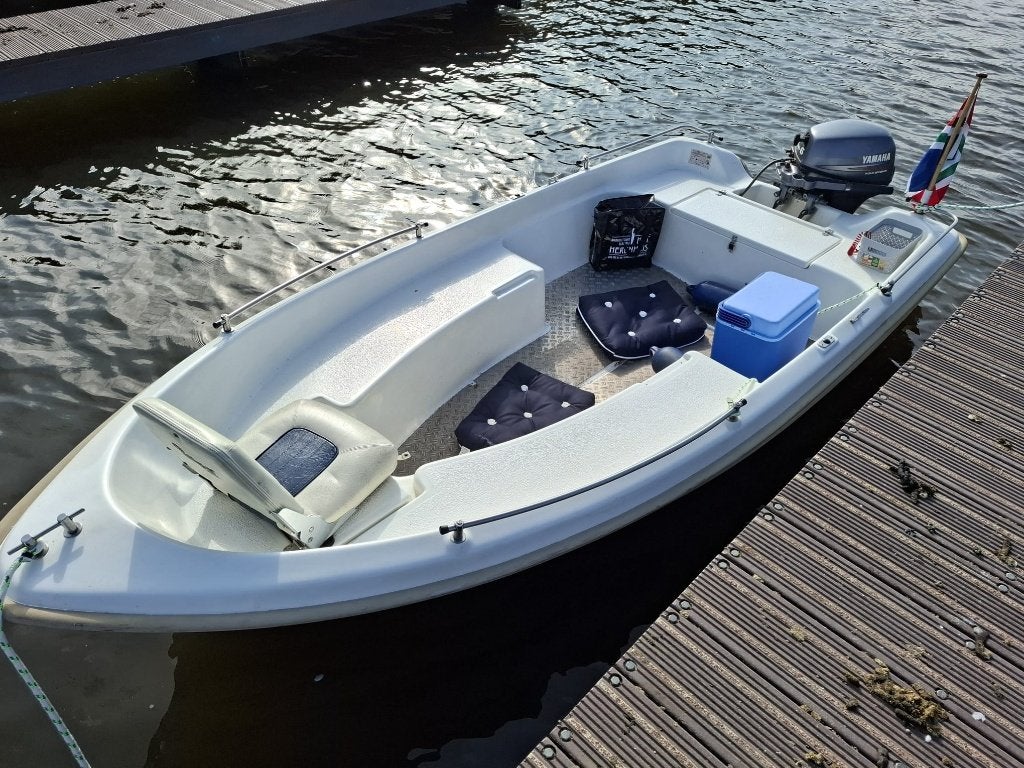 Motorboot met trailer, Watersport en Boten, Motorboten en Motorjachten, Gebruikt, Buitenboordmotor, 6 pk, Polyester