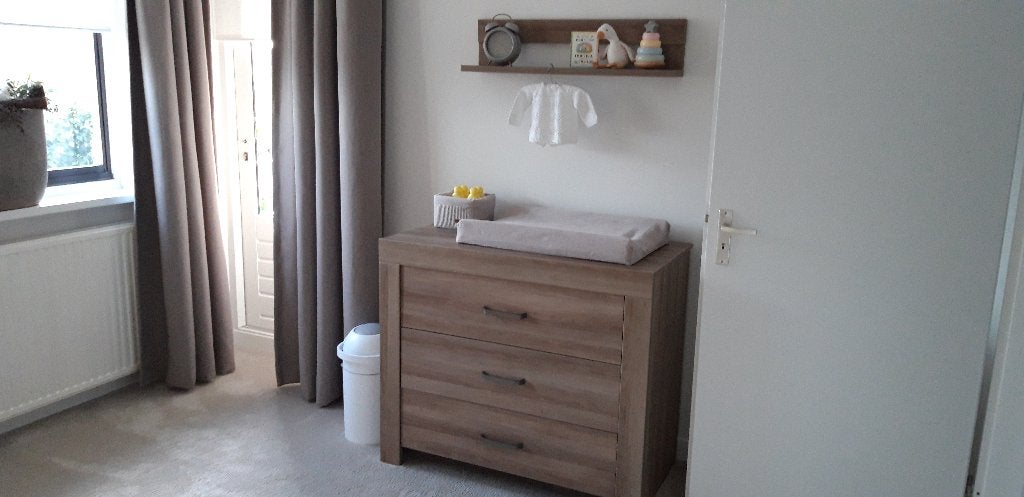 Commode met plankje en ledikant houtkleur, Ophalen, Zo goed als nieuw, Jongetje of Meisje