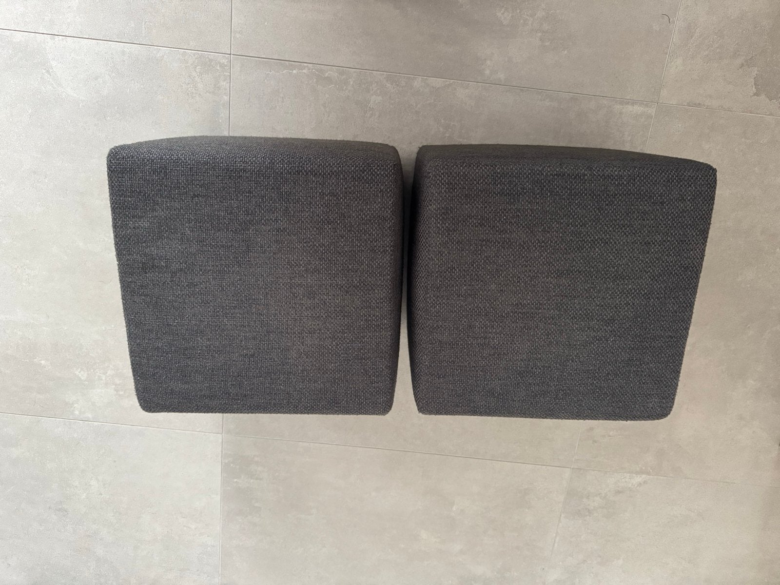 2 donkerbruine verrijdbare poefjes met koudschuim vulling, Ophalen, Minder dan 50 cm, Gebruikt, Vierkant