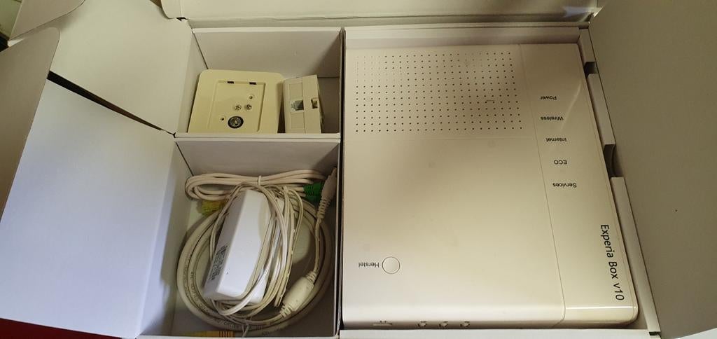 KPN Experia Box V10 Router met modem, Ophalen of Verzenden, Zo goed als nieuw, Router met modem, KPN