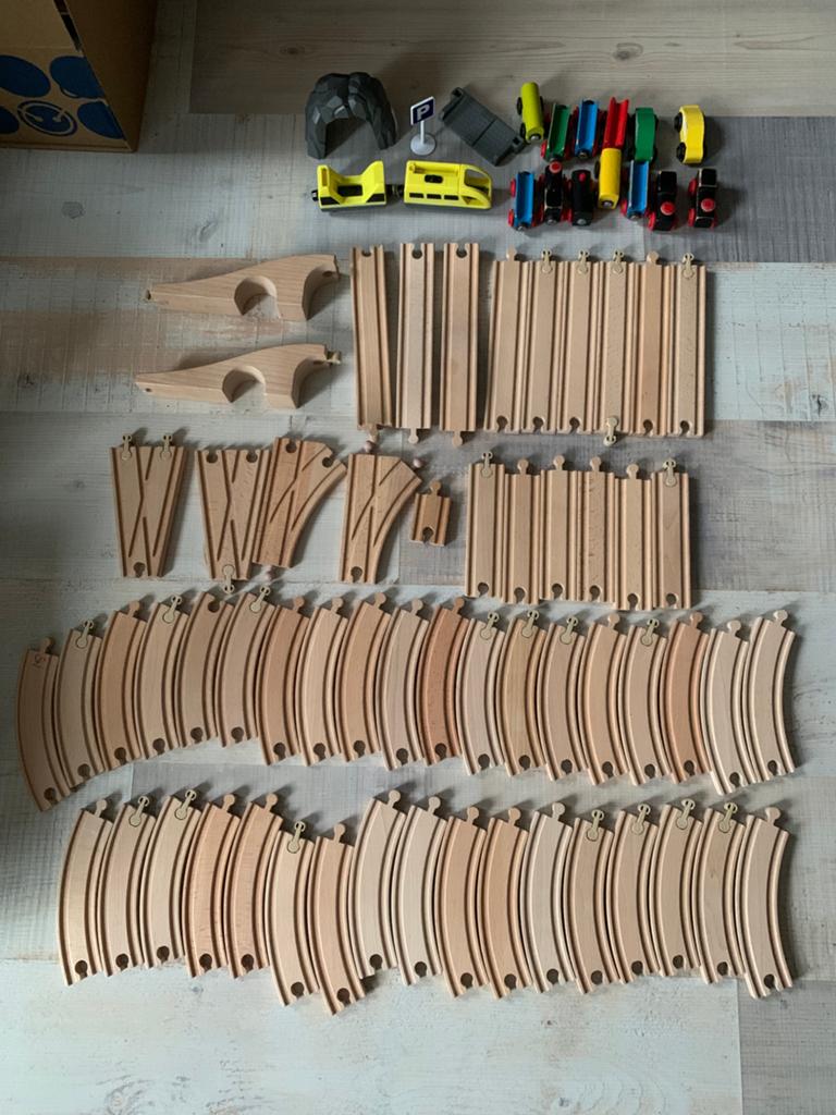 Houten treinbaan 58st rails incl. treintjes, Ophalen of Verzenden, Gebruikt