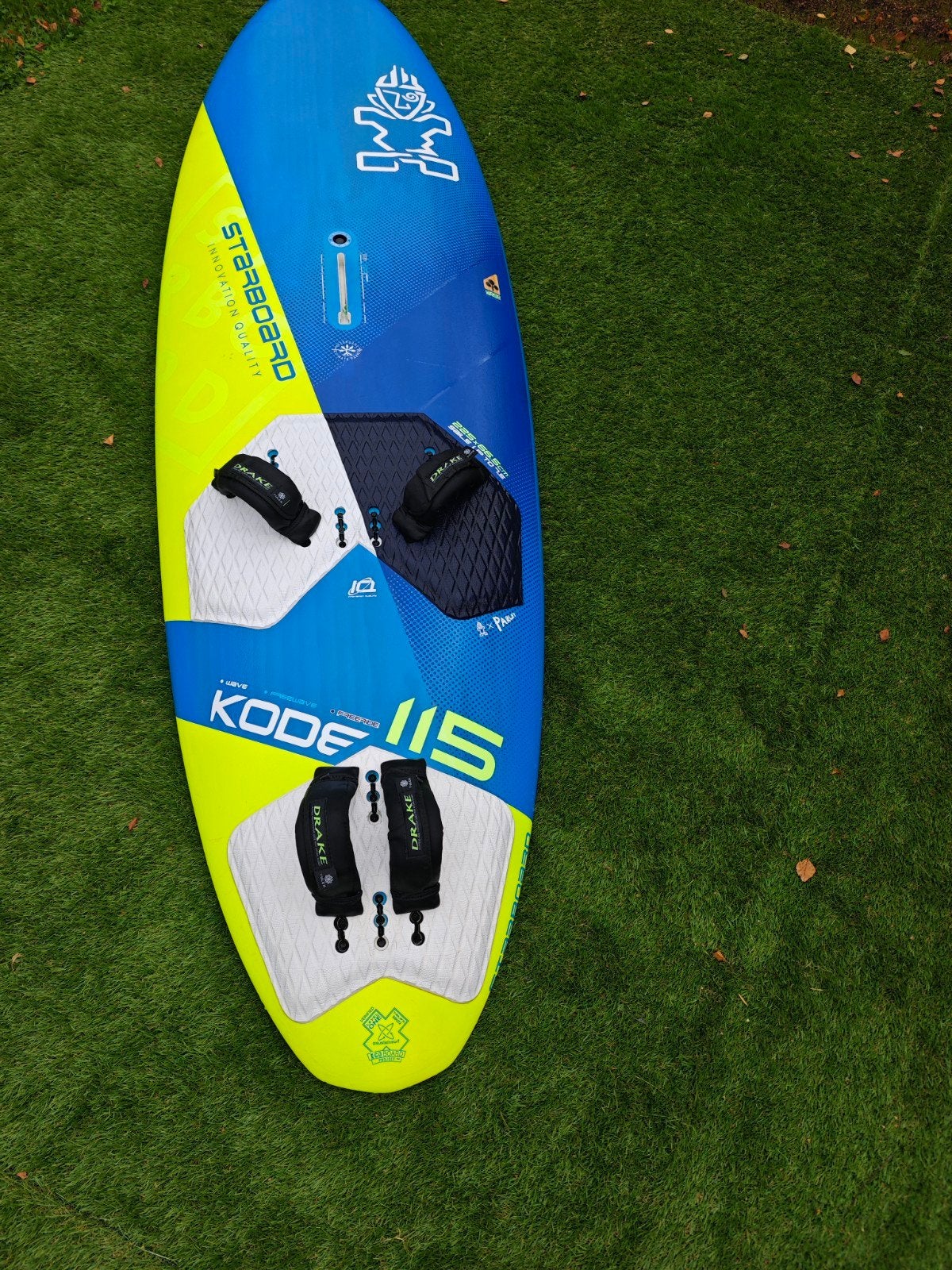 Starboard Kode 115 Windsurfplank - Zo goed als nieuw, Watersport en Boten, Ophalen, Met voetbanden, Minder dan 250 cm, Zo goed als nieuw