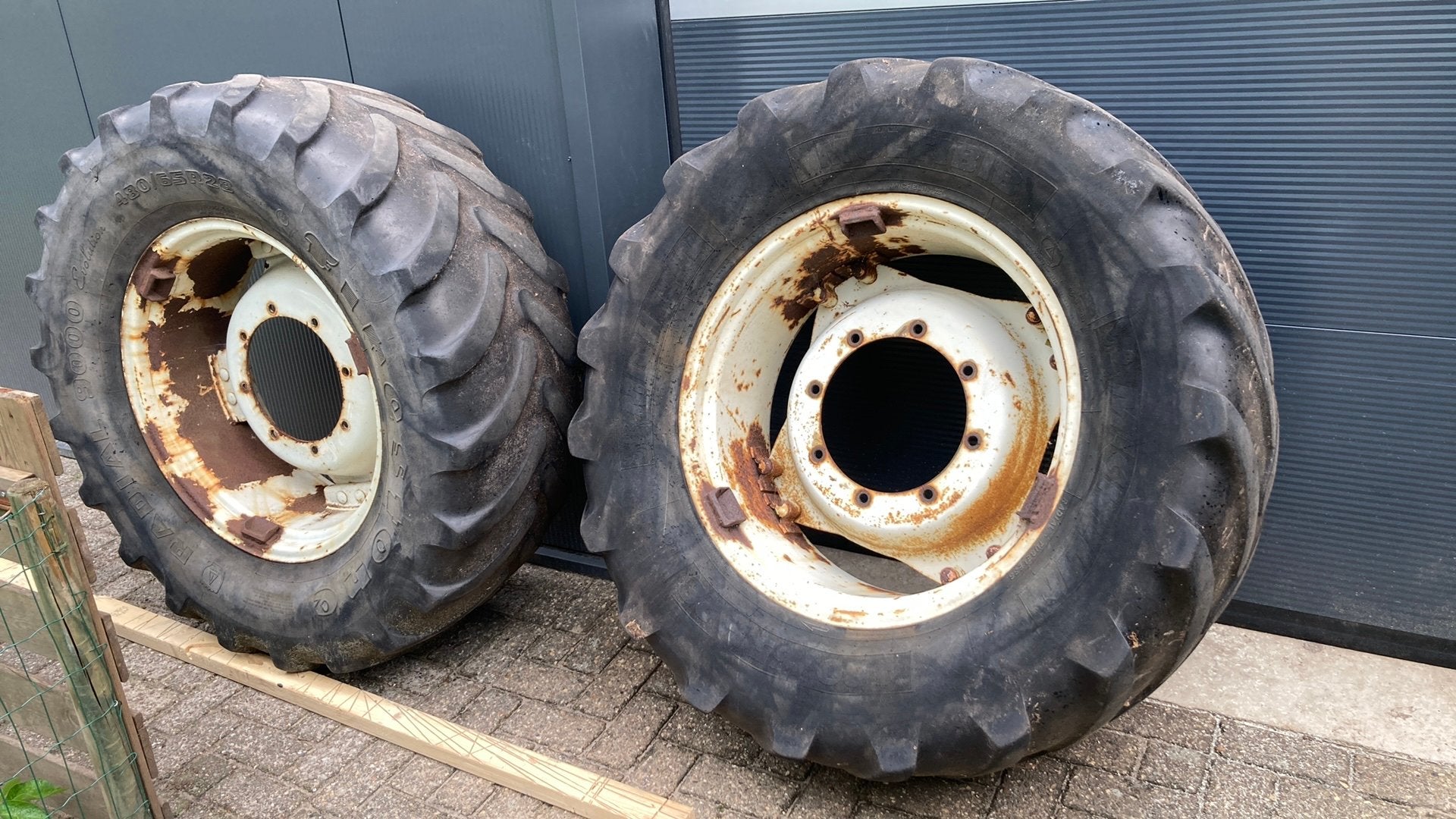 Banden 480/65-28 michelin en firestone, Zakelijke goederen, Agrarisch | Onderdelen | Banden, Velgen en Assen, Ophalen