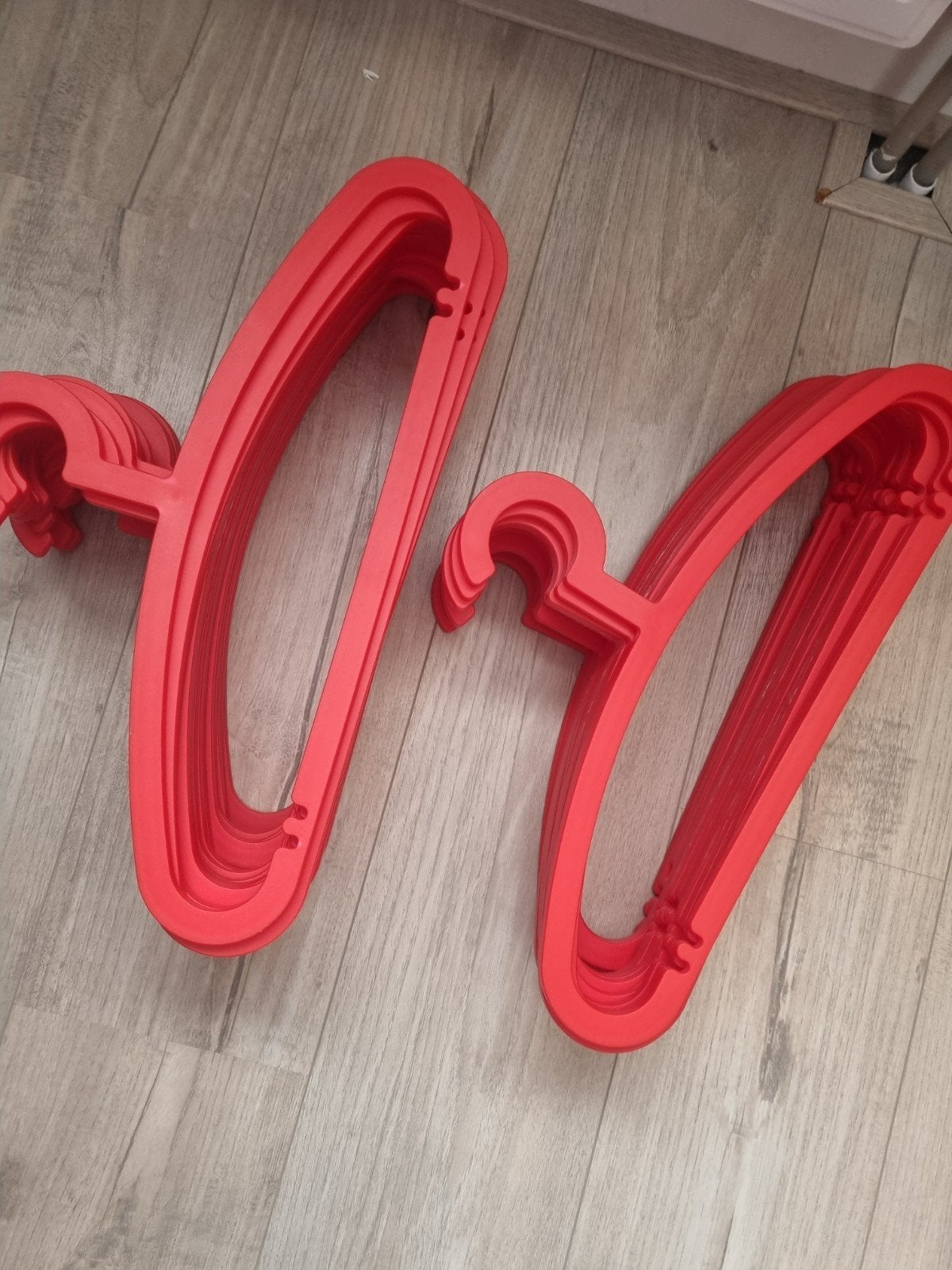 IKEA Rode Kledinghangers - Set van 34, Ophalen of Verzenden, Zo goed als nieuw, Kunststof, Kinderen en Volwassenen