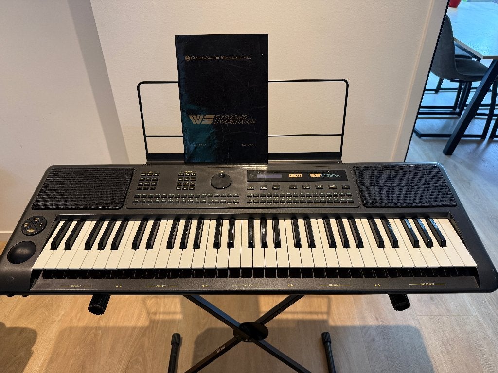 GEM WS1 Keyboard + standaard + 15 lesboeken, Muziek en Instrumenten, Keyboards, Midi-aansluiting, Ophalen, Overige merken, 61 toetsen