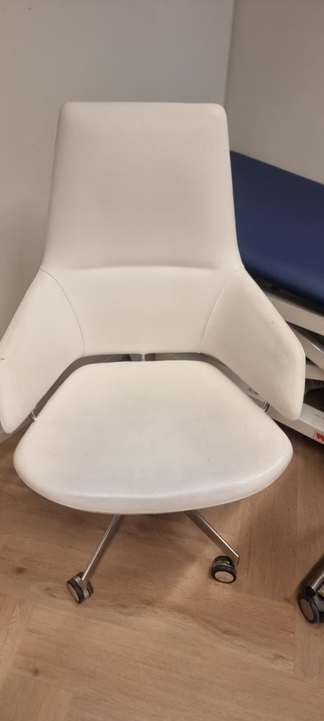 Gratis witte bureaustoel - licht verkleurd, Huis en Inrichting, Bureaustoelen, Ophalen of Verzenden, Gebruikt, Wit, Bureaustoel