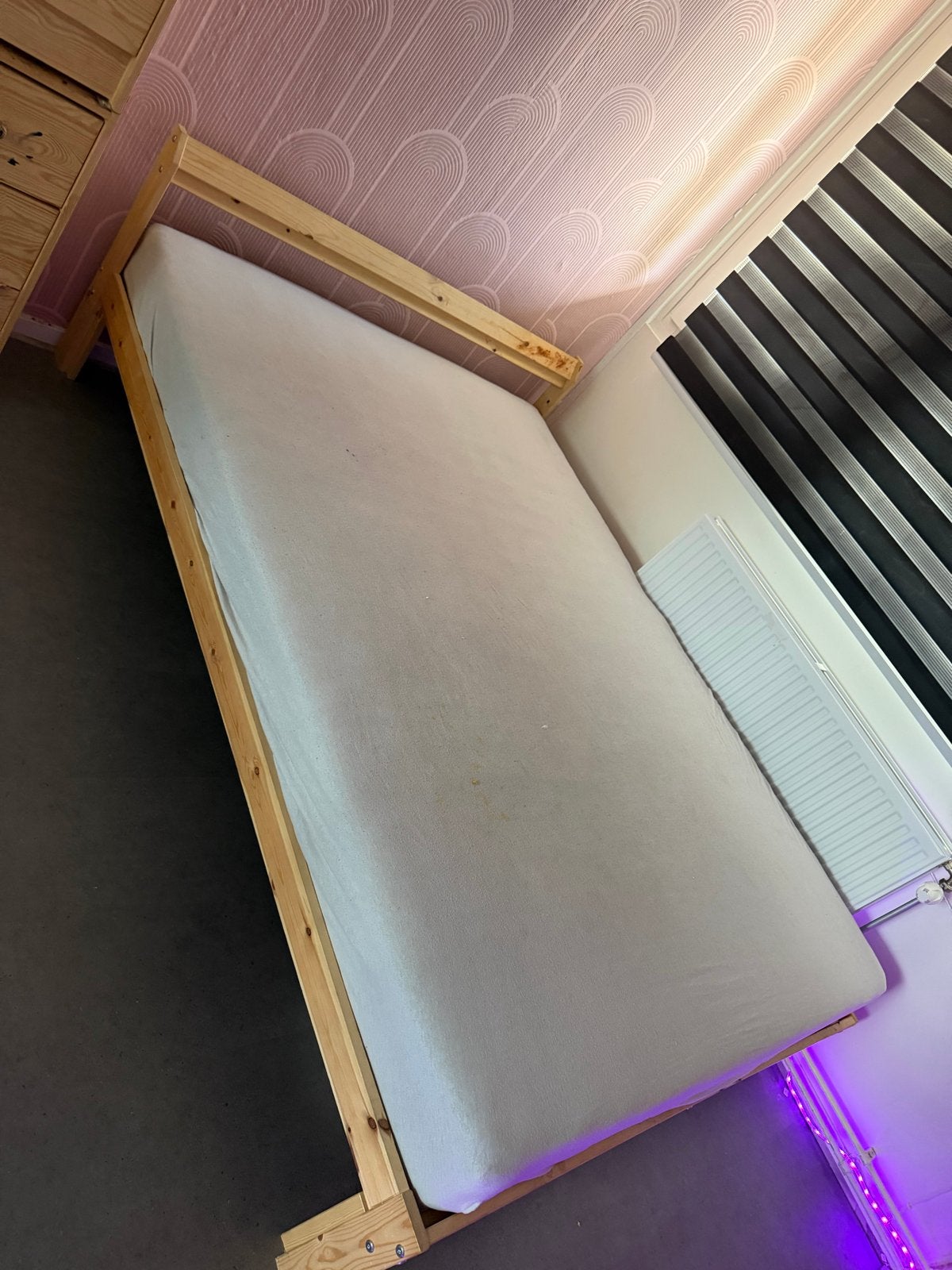 Tweepersoonsbed met matras - Kinderen hebben erop getekend, 85 tot 100 cm, Gebruikt, Ophalen of Verzenden, Matras