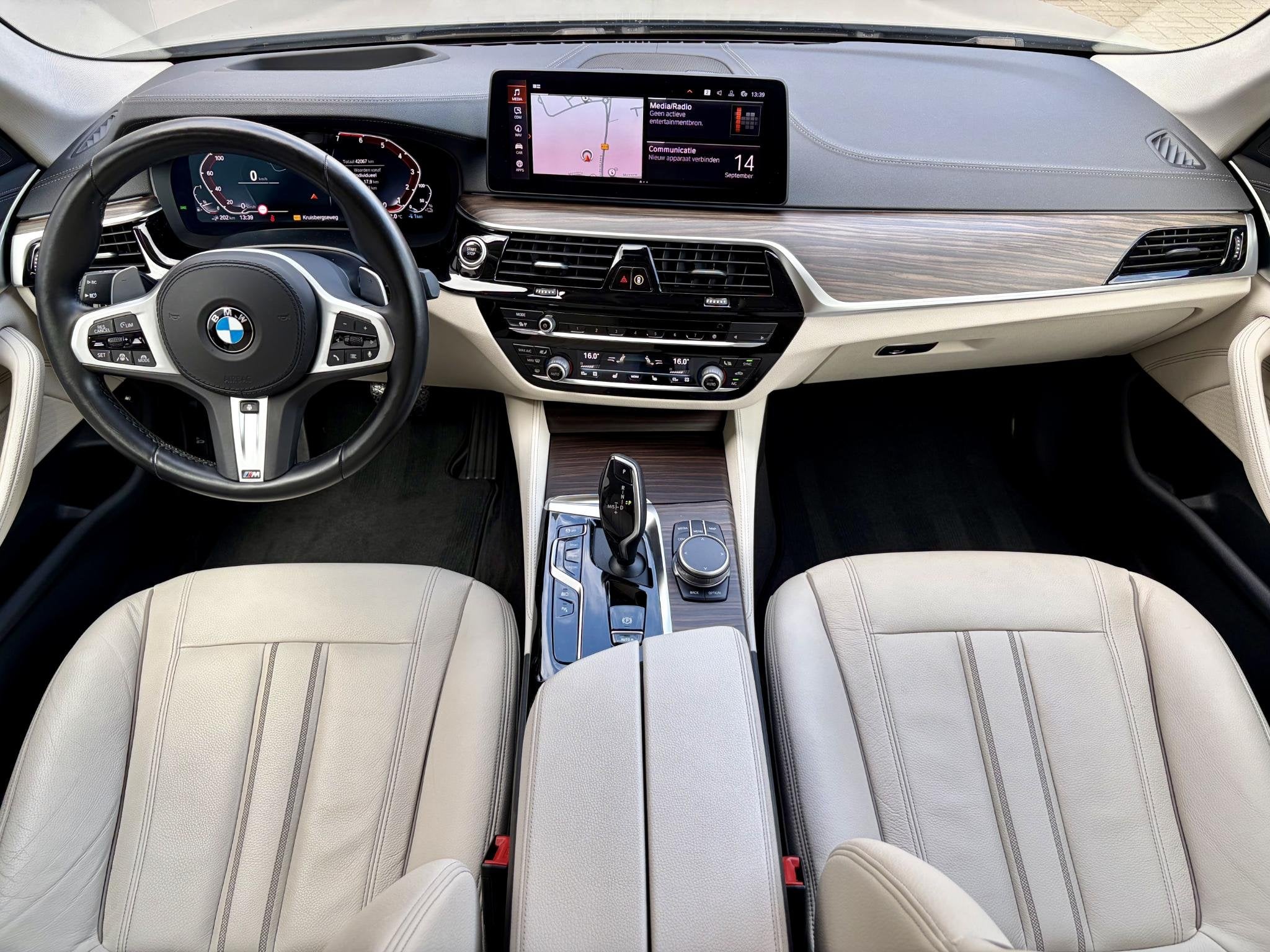 BMW 5 SERIE 530e xDrive Luxury Line Touring / 90% SOH / 2.00, Auto's, 1935 kg, Gebruikt, Euro 6, 4 cilinders