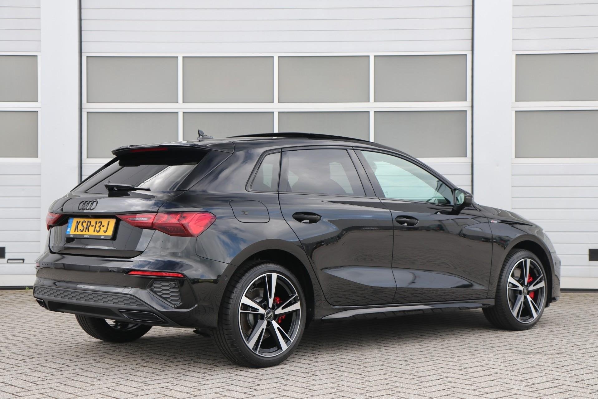 Audi A3 Sportback 45 TFSIe 245pk S edition Competition | Pan, Gebruikt, 4 cilinders, Leder en Stof, Zwart