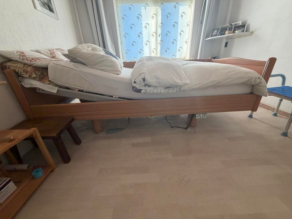 Verstelbaar medisch eenpersoonsbed van hout, Huis en Inrichting, Slaapkamer | Bedden, 90 cm, Eenpersoons, Bruin, Ophalen of Verzenden