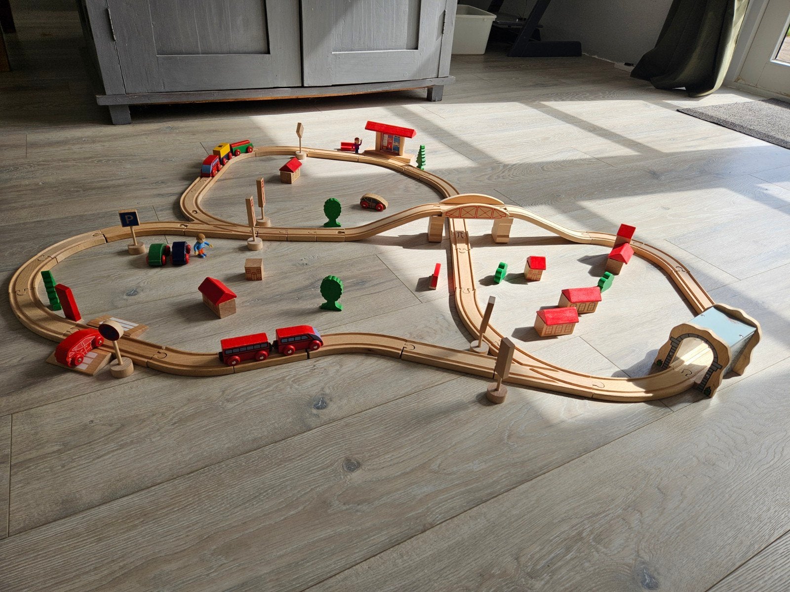 Grote houten treinbaan set met accessoires, Ophalen of Verzenden, Zo goed als nieuw, Overige typen