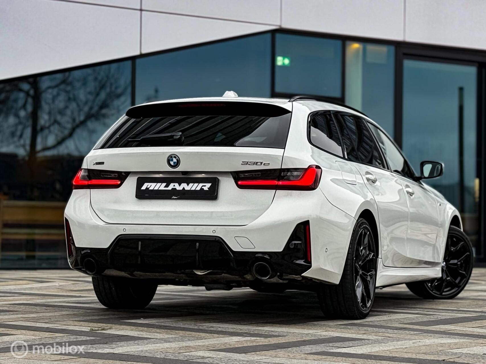 BMW 330e xDrive Touring M Sport Pro |Kuipstoel|Pano|H&K, Automaat, 1998 cc, Gebruikt, Zwart