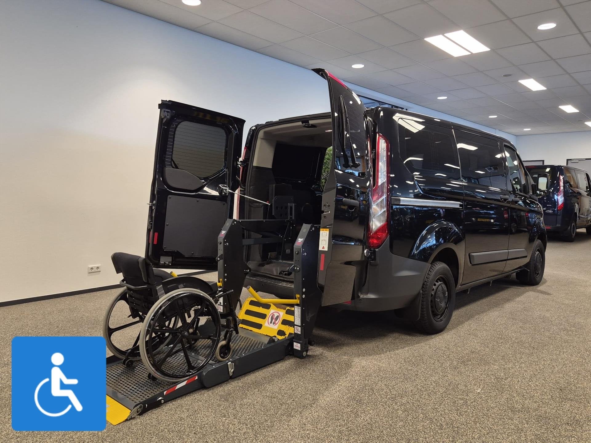 Ford Transit Custom L1H1 Rolstoelbus, 12 maanden, Stof, Zwart, 4 cilinders