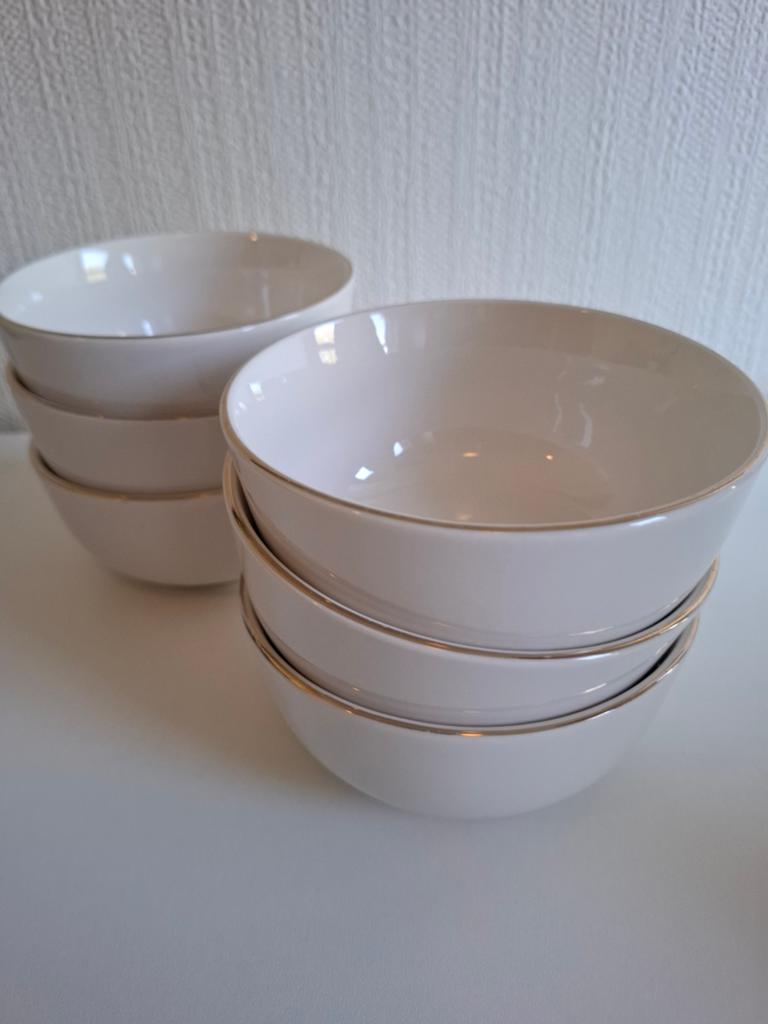 6 Witte Soepkommen met Gouden Randje, Keramiek, Ophalen of Verzenden, Zo goed als nieuw, Kom(men)