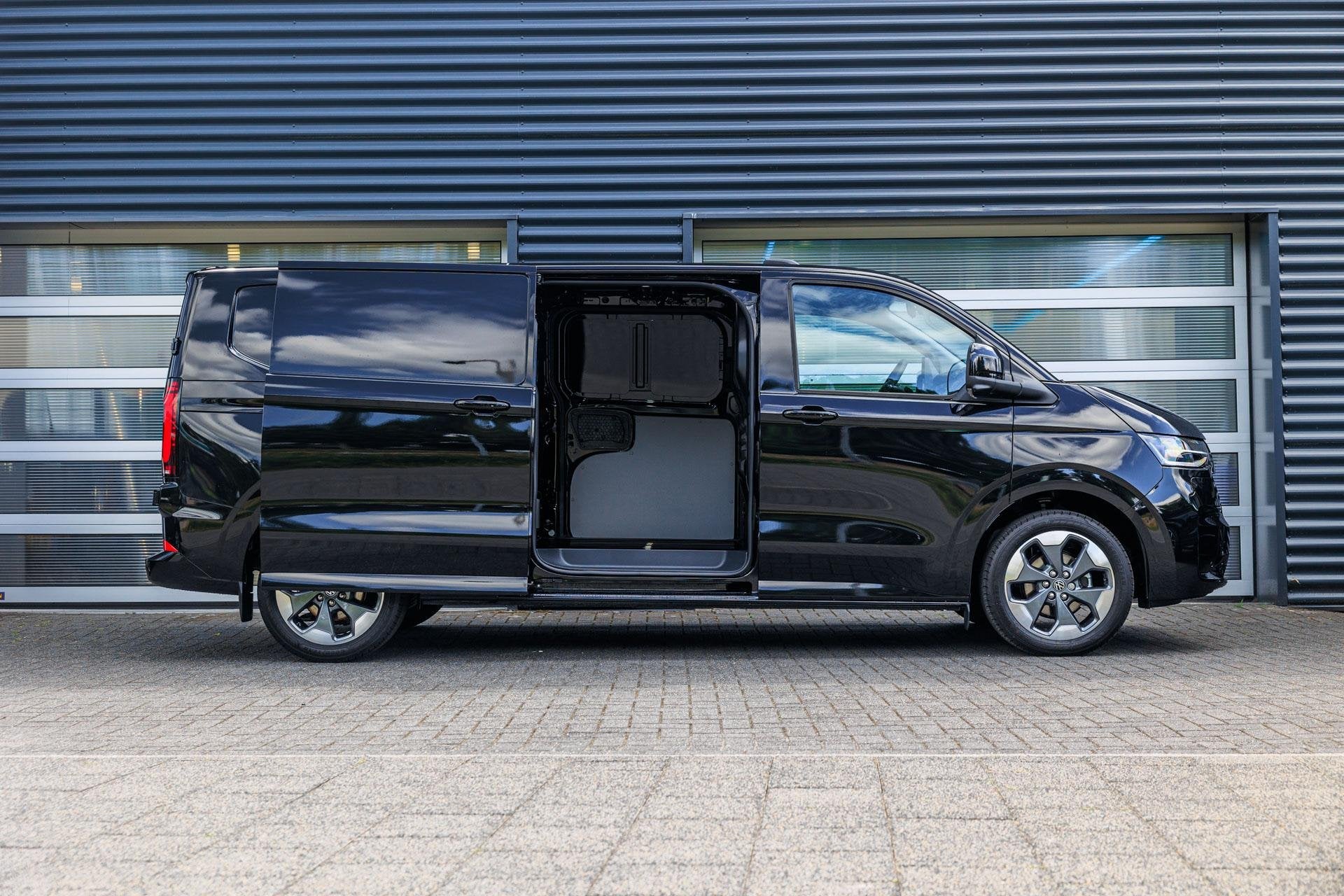 Volkswagen Transporter 2.5 eHybrid 233pk AUT L2H1 32 Bulli |, Auto's, Automaat, 12 maanden, Euro 6, 4 cilinders