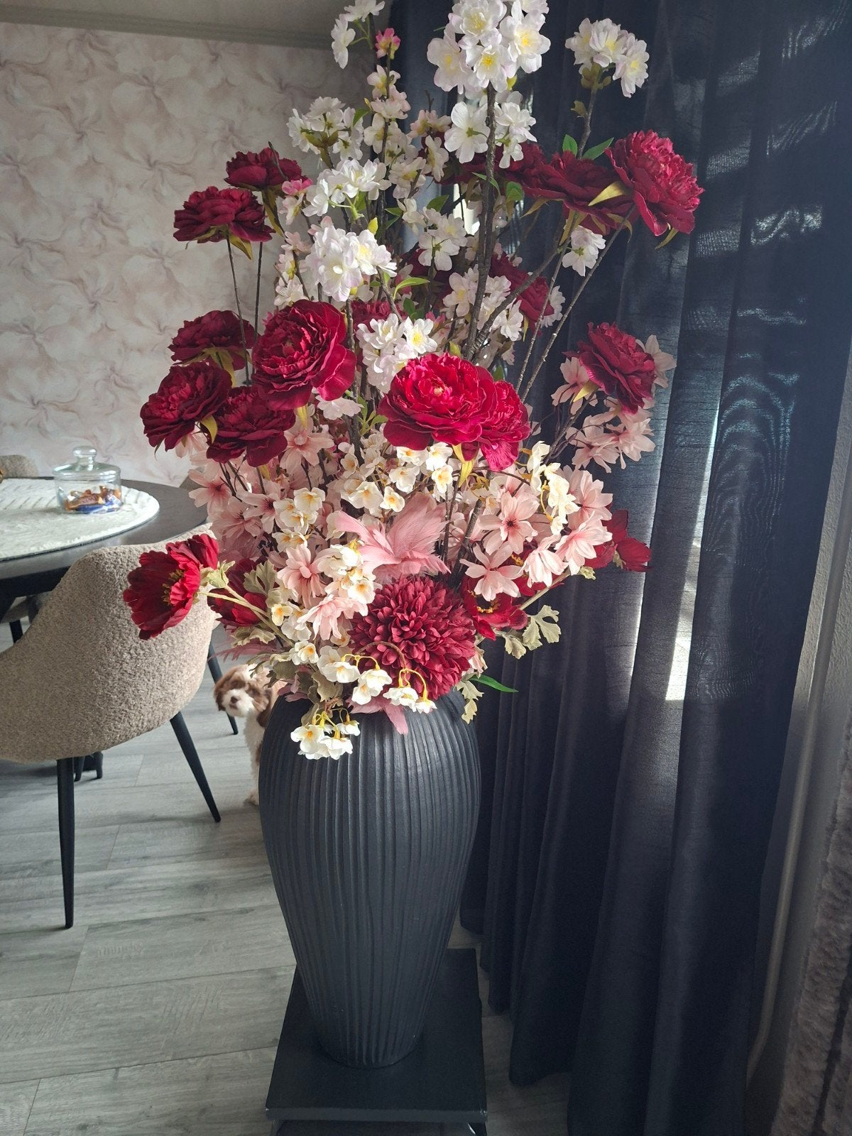 Grote zwarte vaas met kunstbloemen, Overige materialen, Zwart, Ophalen of Verzenden, Zo goed als nieuw