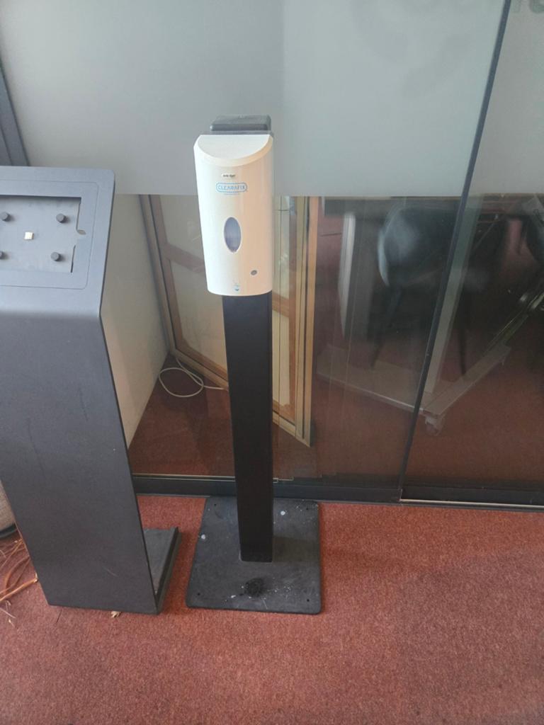 Zware automatische desinfectiezuil op beweging, Ophalen