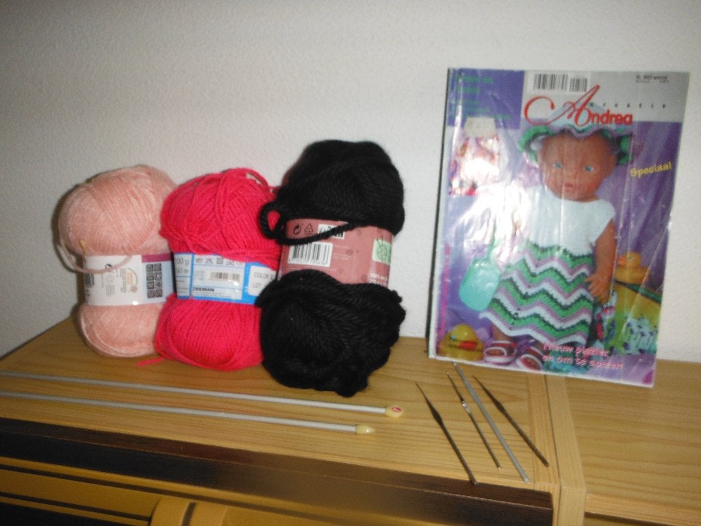 wol + breinaalden  haaknaalde  poppenkleding patronenboekje, Ophalen of Verzenden, Gebruikt, Breien of Haken, Wol of Garen