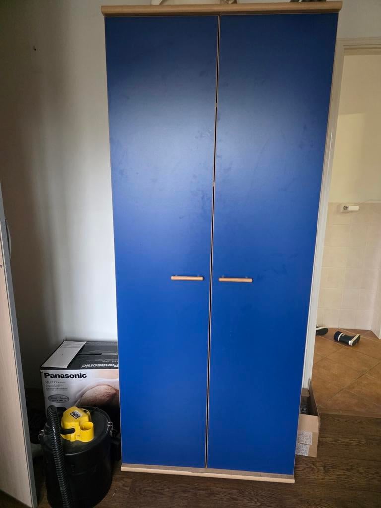 Mooie blauwe kledingkast gratis op te halen, Huis en Inrichting, Ophalen, Met deur(en), Gebruikt, 200 cm of meer